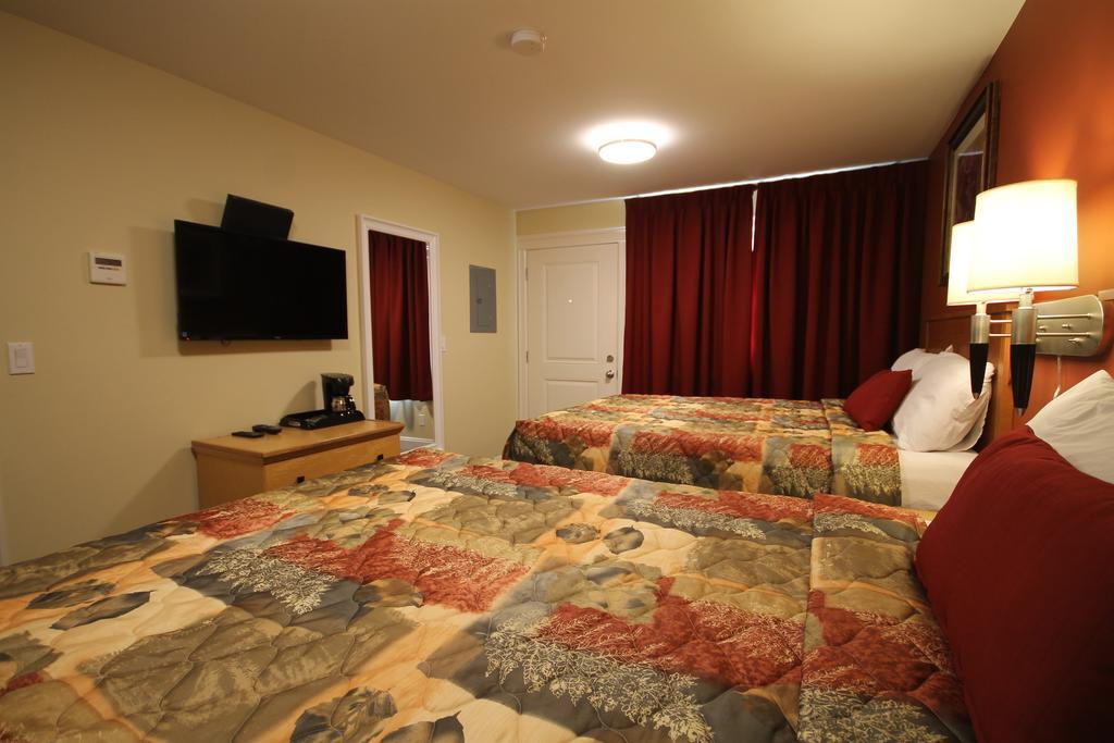 Sahara Suites Osoyoos Room photo
