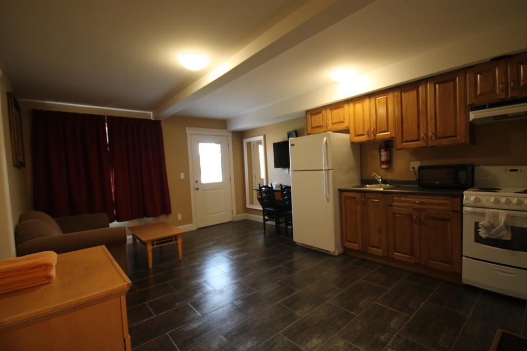 Sahara Suites Osoyoos Room photo