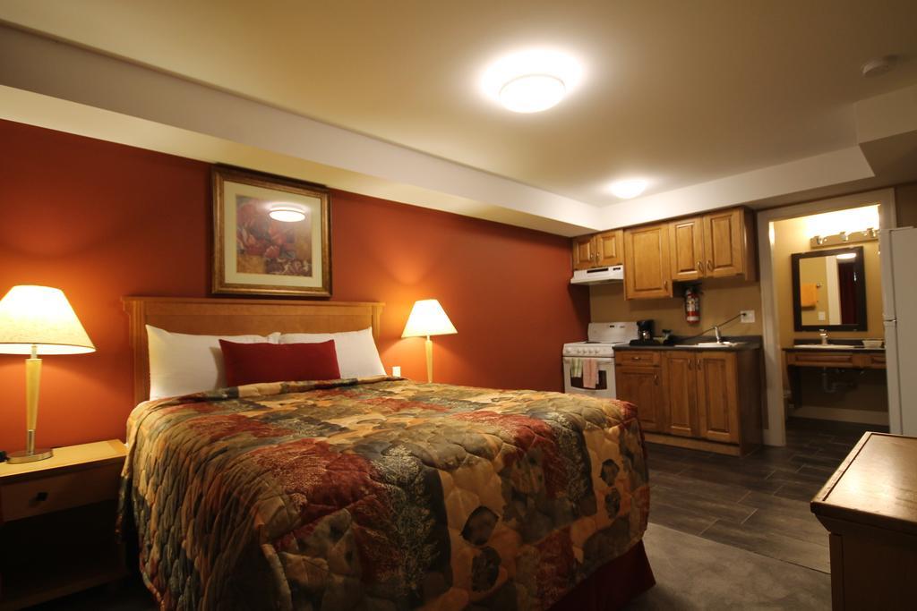 Sahara Suites Osoyoos Room photo