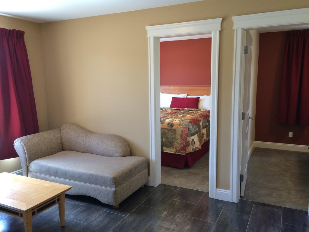 Sahara Suites Osoyoos Room photo