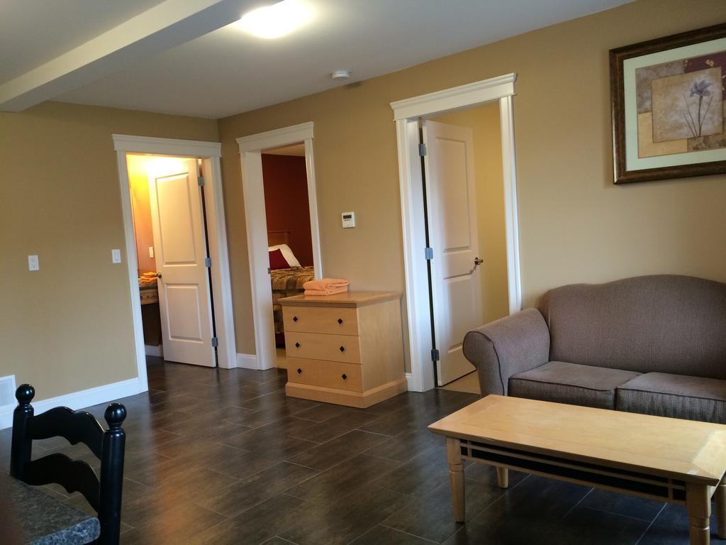 Sahara Suites Osoyoos Room photo